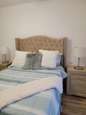 2 عدّة غرف نوم ومكتب ومكواة/لوح كي وواي فاي مجانًا