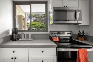 Réfrigérateur, four à micro-ondes, un four, surface de cuisson