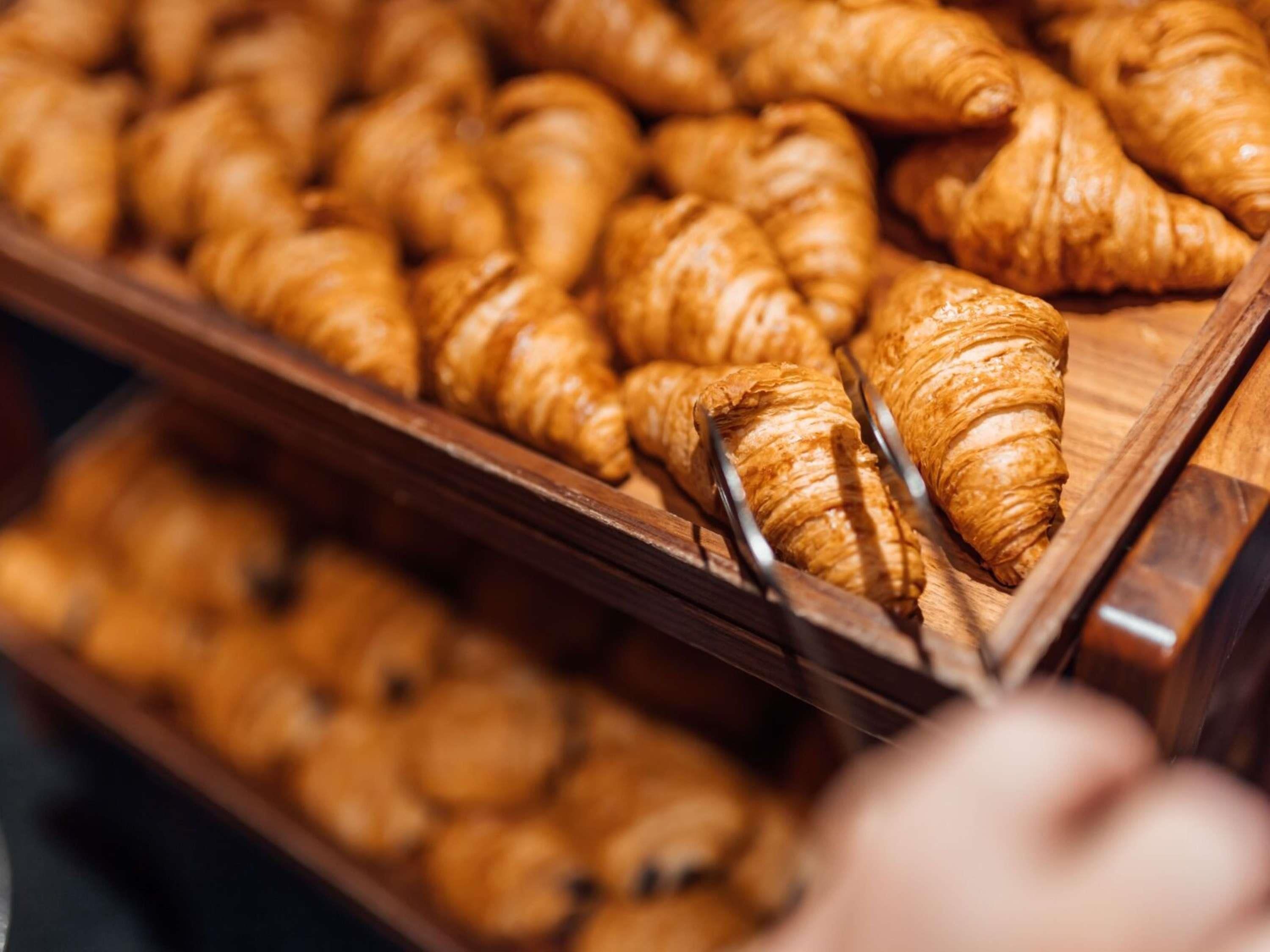 Exposição de croissants numa padaria.