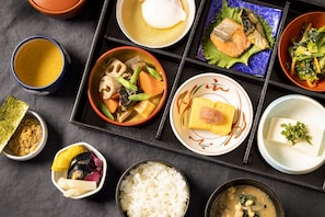 Päivittäinen buffetaamiainen (3300 JPY per henkilö)