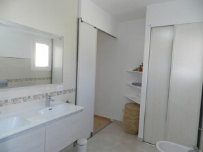 Douche, sèche-cheveux, serviettes fournies