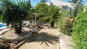 A garden with various plants and a pool. - Villa Tina para 8 personas (Calpe)