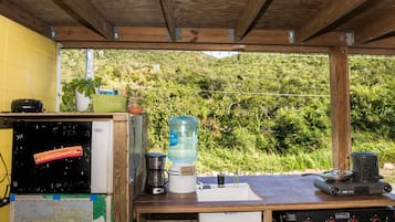 Kühlschrank, Wasserkocher mit Kaffee-/Teezubehör, Wasserkocher, Mixer