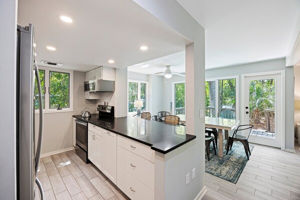 Refrigerador, microondas, horno y parrilla de estufa 