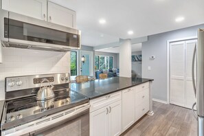 Refrigerador, microondas, horno y parrilla de estufa 