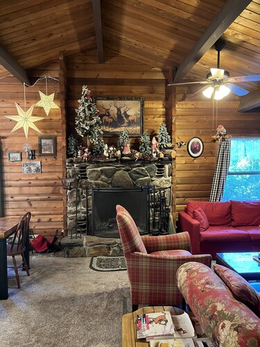 Beautifully decorated large private log home 10 minutes from the mountain.