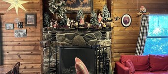 Beautifully decorated large private log home 10 minutes from the mountain.