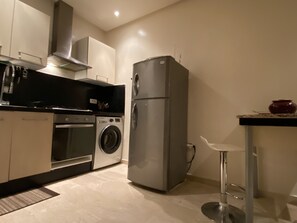 Kühlschrank, Ofen, Wasserkocher mit Kaffee-/Teezubehör, Wasserkocher