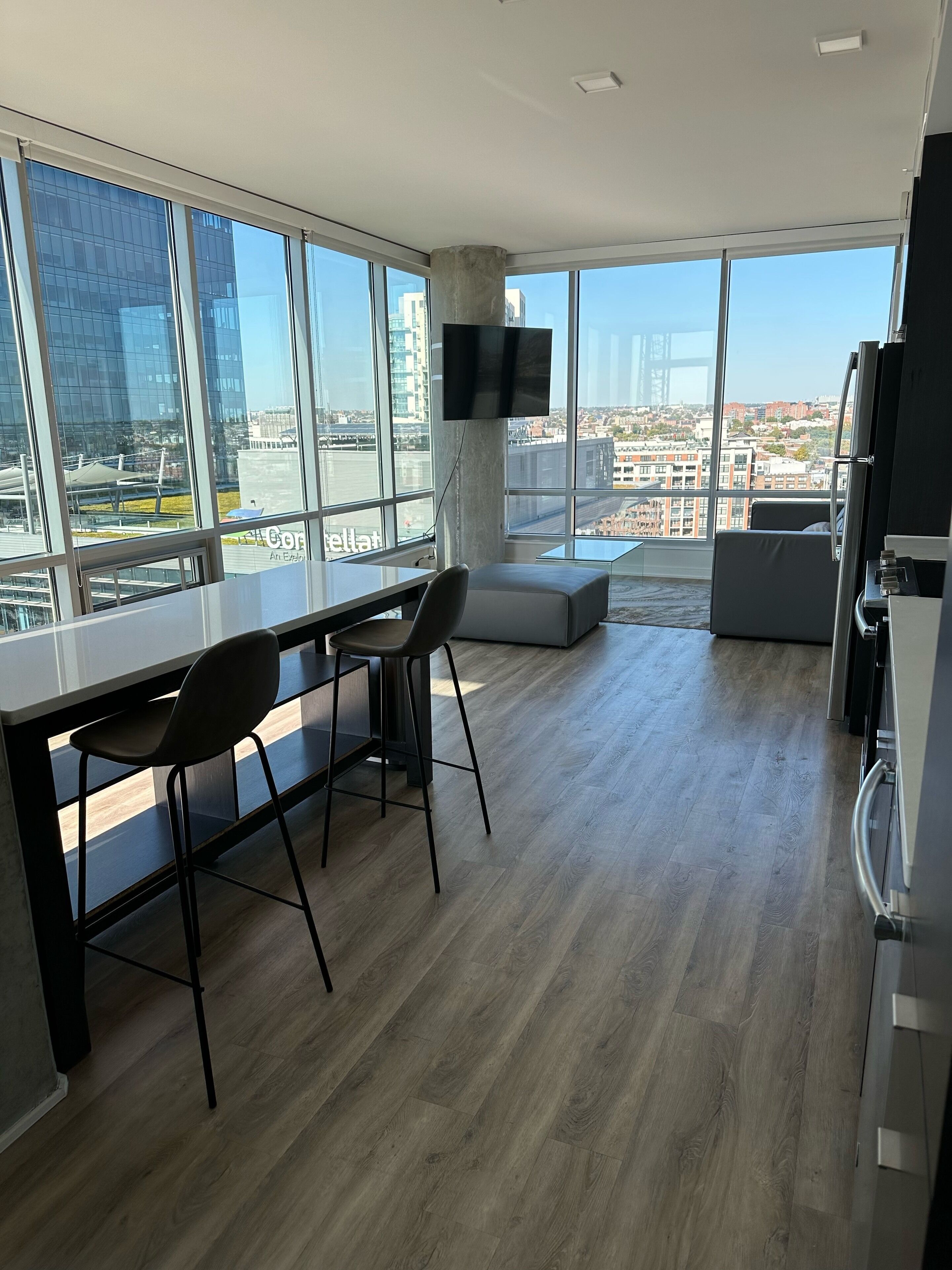 2BR/2BA Highrise Luxury Apt With Private Balcony