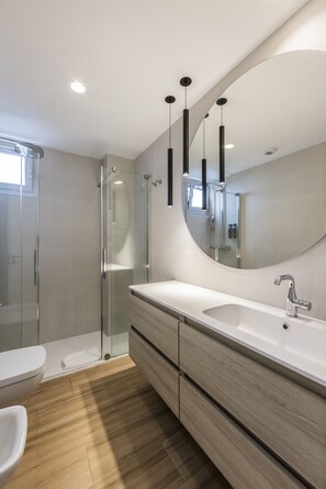 Een douche, een haardroger, handdoeken