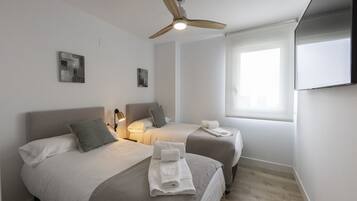 3 habitaciones, tabla de planchar con plancha y cuna de viaje