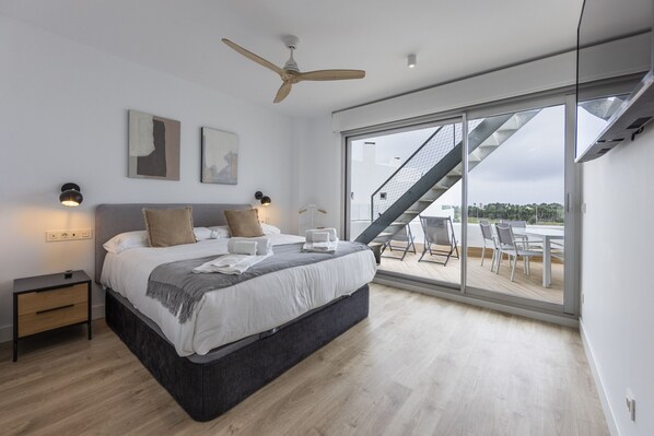 3 habitaciones, tabla de planchar con plancha y cuna de viaje