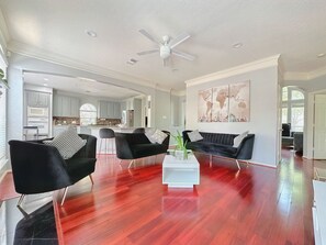 Smart TV, caminetto, monitor per computer, stampante