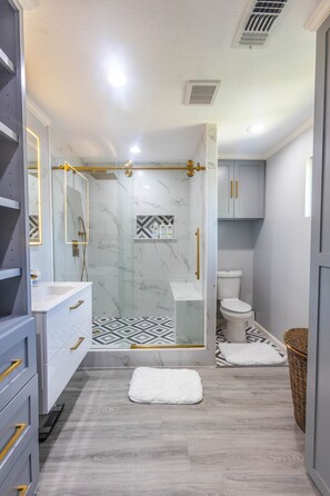 Combined shower/bathtub, jetted bath, hair dryer, towels - 5-Star Luxury: 4King/2Full Beds, Pool & Chic Patio (Houston)