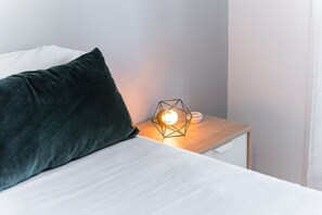 2 bedrooms, desk, free Internet, bed sheets