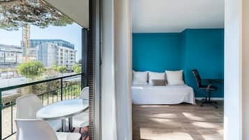 2 bedrooms, desk, free internet, bed sheets