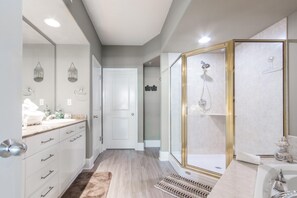 Combined shower/bathtub, jetted bath, hair dryer, towels - Family Friendly Two Bedroom Condo with Bay and Gulf Views! Complimentary Boat Slip! (Orange Beach)