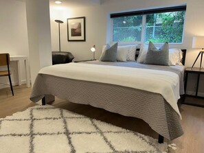 3 habitaciones, escritorio y tabla de planchar con plancha 