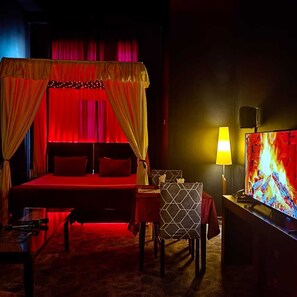 Premium Double Room | Minibar, in-room safe, individually decorated, desk - Cinema Plaza (Baku)