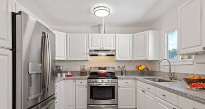 Bright and Airy Newly Remodeled Condo At West Beach
