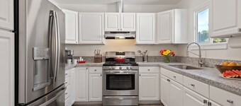 Bright and Airy Newly Remodeled Condo At West Beach