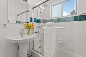 Badewanne, Haartrockner, Handtücher