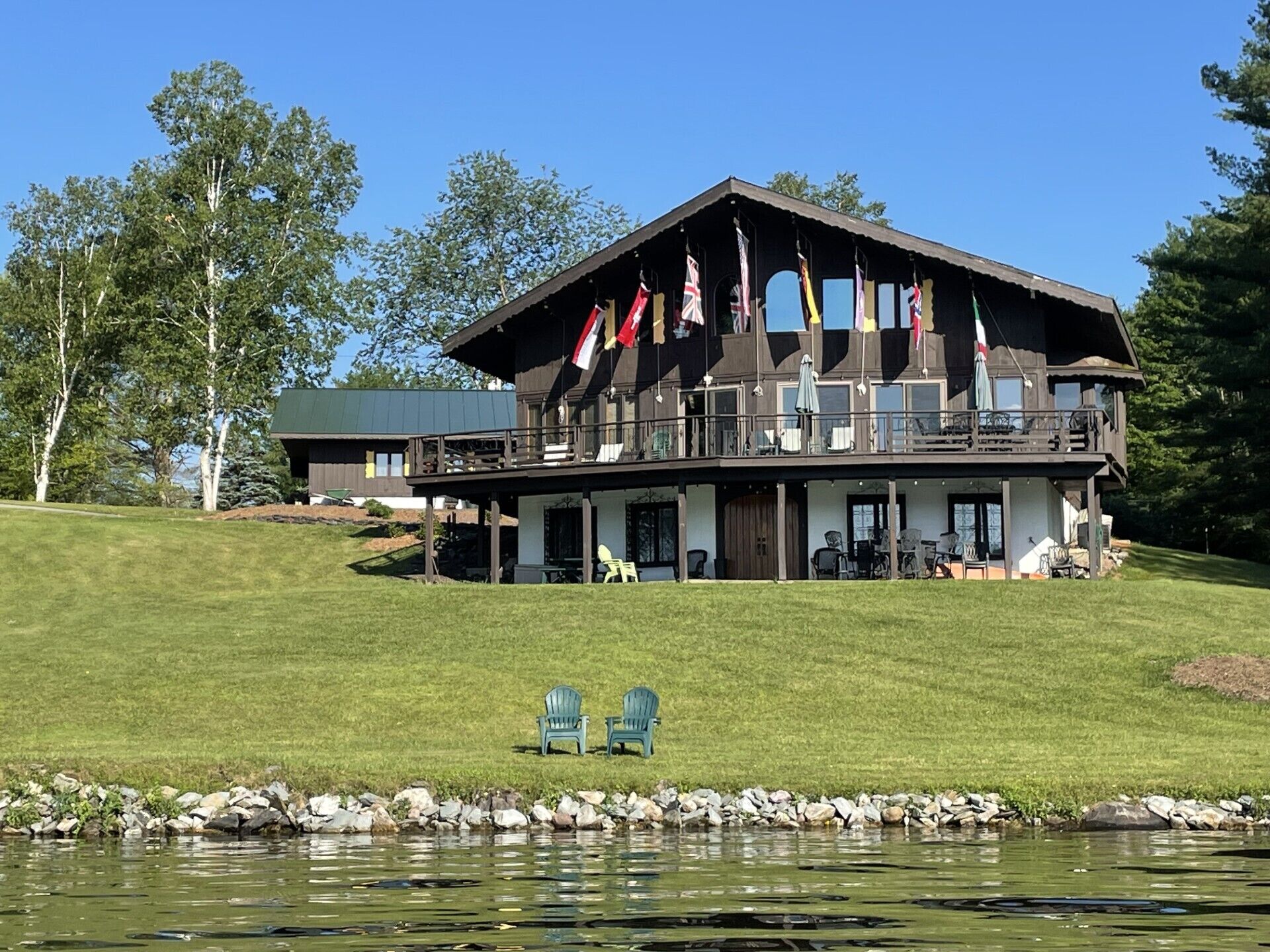 Waterfront Chalet w/ expansive views of lake & mountains. Available for Foliage!