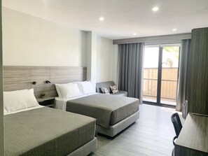 1 slaapkamer, een kluis op de kamer, een bureau