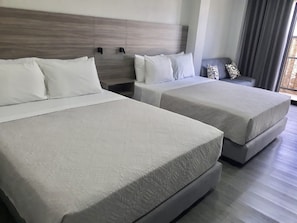 1 chambre, coffre-fort, bureau, fer et planche à repasser
