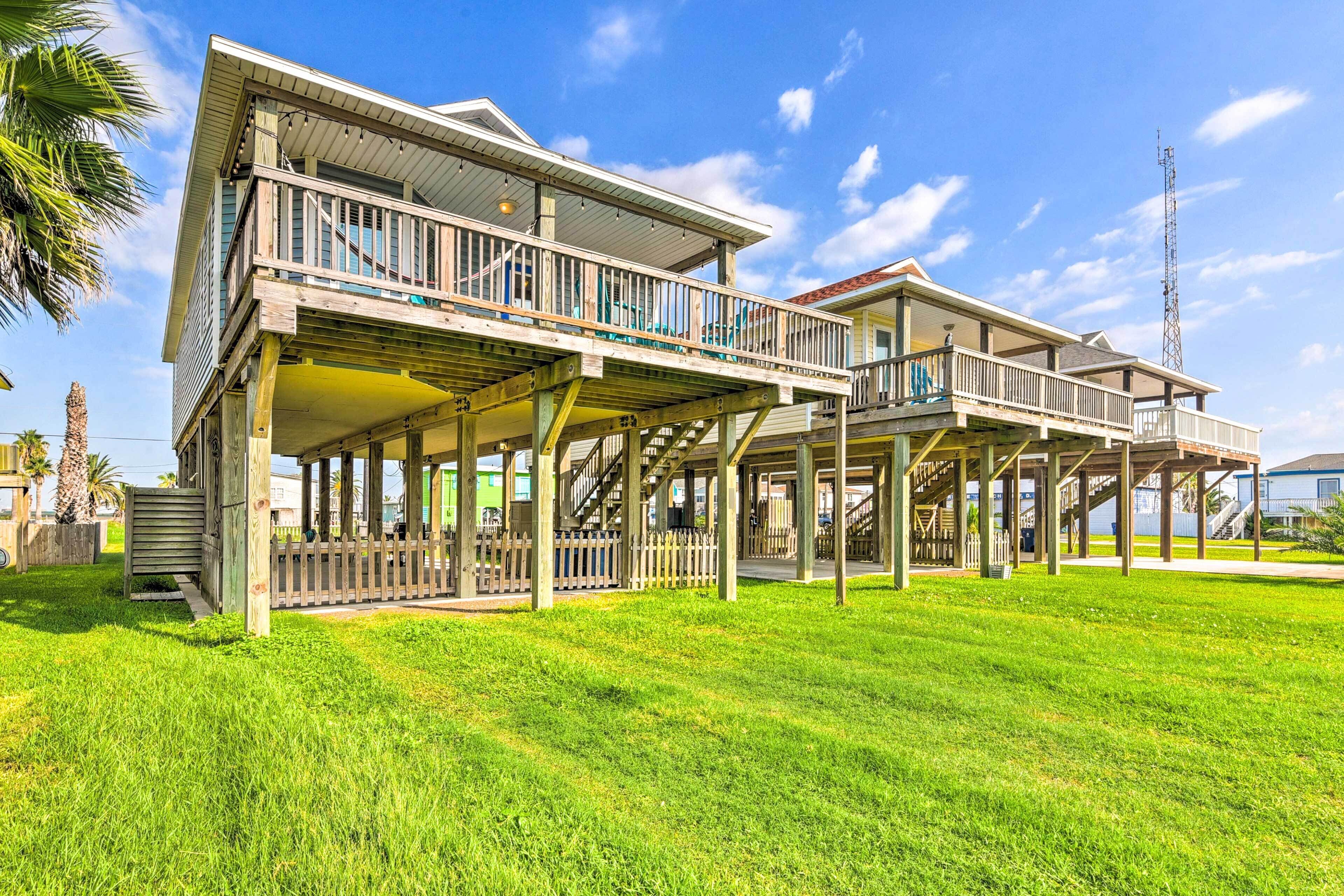 Colorful Freeport Home w/ Grill, Walk to Beach