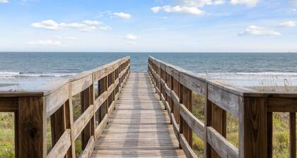 All Occasion House! Grand Oceanfront Home, Direct Beach Access, Large Ocean View Windows