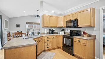 Frigorífico, microondas, horno y placa de cocina