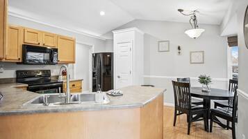 Frigorífico, microondas, horno y placa de cocina