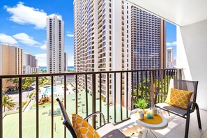 Property grounds - 12fl Waikiki condo w/ lanai, pool & parking (Honolulu)