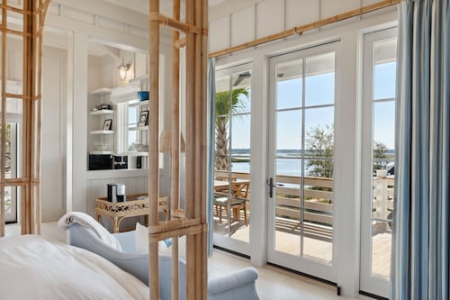 “The Bluebird” (3049 Southerly Way) 2 person creekside bungalow at Kiawah River * EV Charger ~