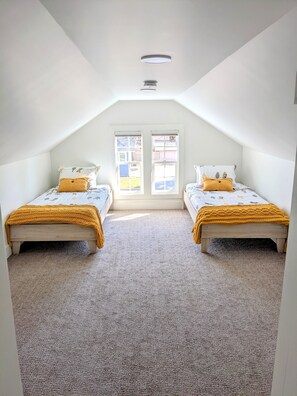 3 bedrooms, desk, iron/ironing board, free WiFi