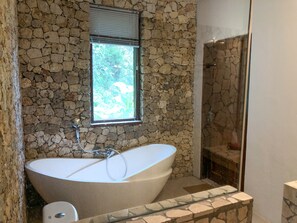 Deluxe Twin Room | Bathroom - Edge Resort Yogyakarta (Giricahyo)