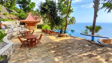 Kolam renang infinity