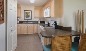 Fridge, microwave, oven, stovetop - 2 Bedroom Maui Condo - Sleeps 6 (Kihei)
