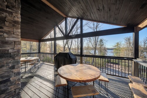 Treehouse by PMR, 9BR Guest Favorite, Lake View, Sauna, Hot Tub, Sleeps 28