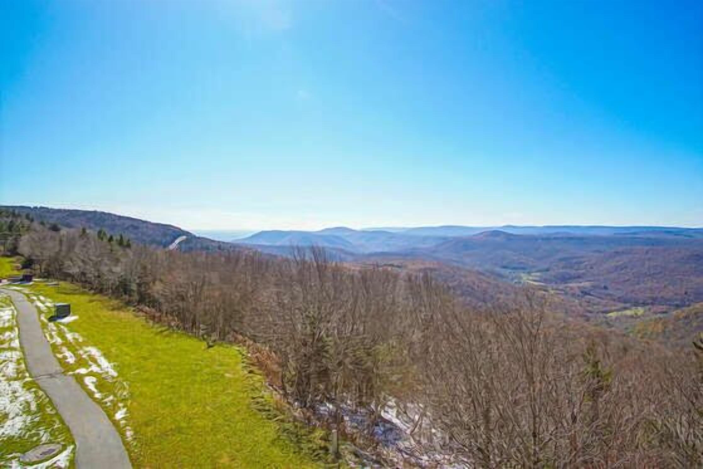 Una vista panorámica de la montaña con un camino pavimentado.