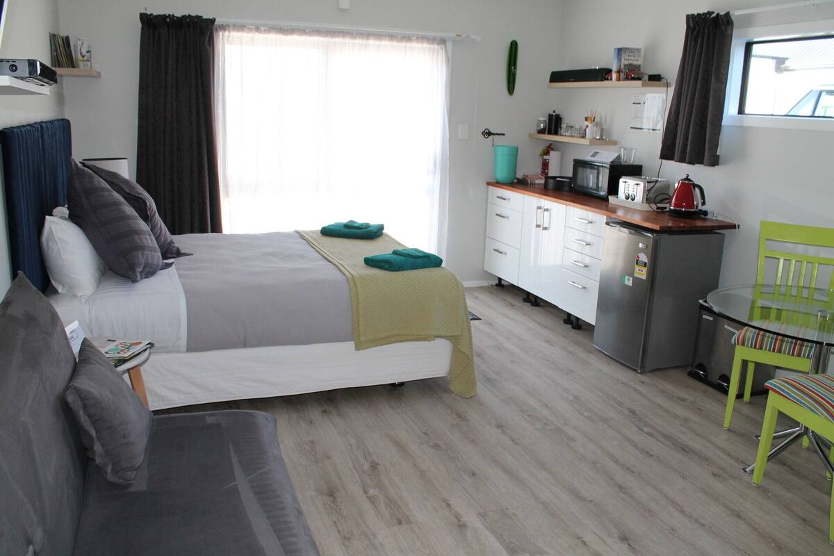 Estudio, planta baja (Large Studio Apartment) | Edredones de plumas, cortinas opacas, tabla de planchar con plancha