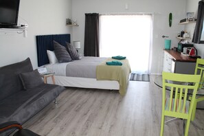 Estudio, planta baja (Large Studio Apartment) | Edredones de plumas, cortinas opacas, tabla de planchar con plancha