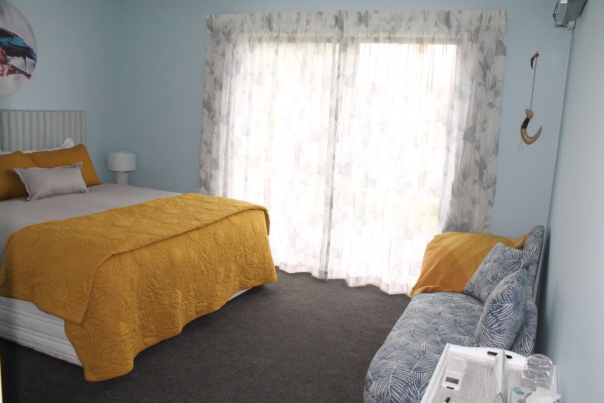Suite (Homestay Wing) | Edredones de plumas, cortinas opacas, tabla de planchar con plancha