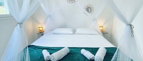 3 chambres, bureau, fer et planche Ă repasser, lit parapluie