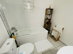 Badekar, hårføner, håndklær og toalettpapir