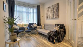 Fernseher, Kamin, Stereoanlage