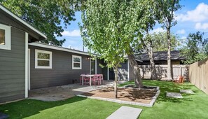 Outdoor dining - Trendy Zilker House w EV Charger Near SoCo (Austin)