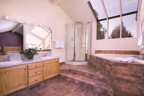 Combined shower/tub, hair dryer, towels, soap - Eagle Crest Resort! Lots of Amenities! (Nights 5,6 & 7 only $50 each) (Redmond)