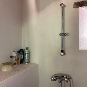Douche, serviettes fournies